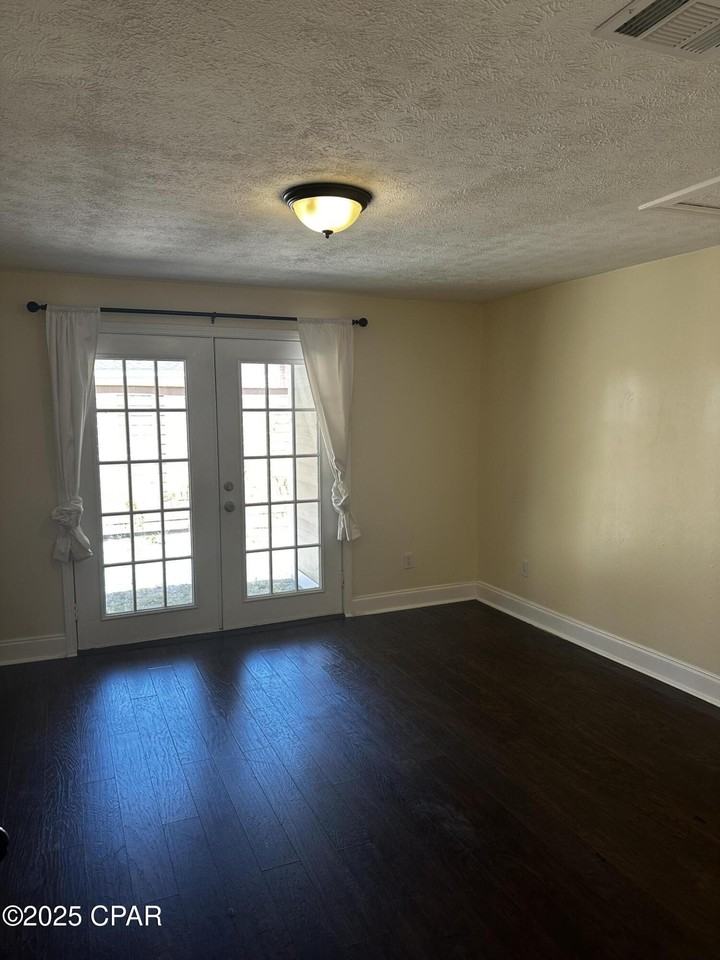 1105 Hickory Ave - Photo 7 of 11