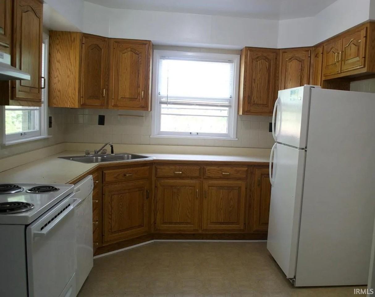 1210 E University St - Photo 4 of 9