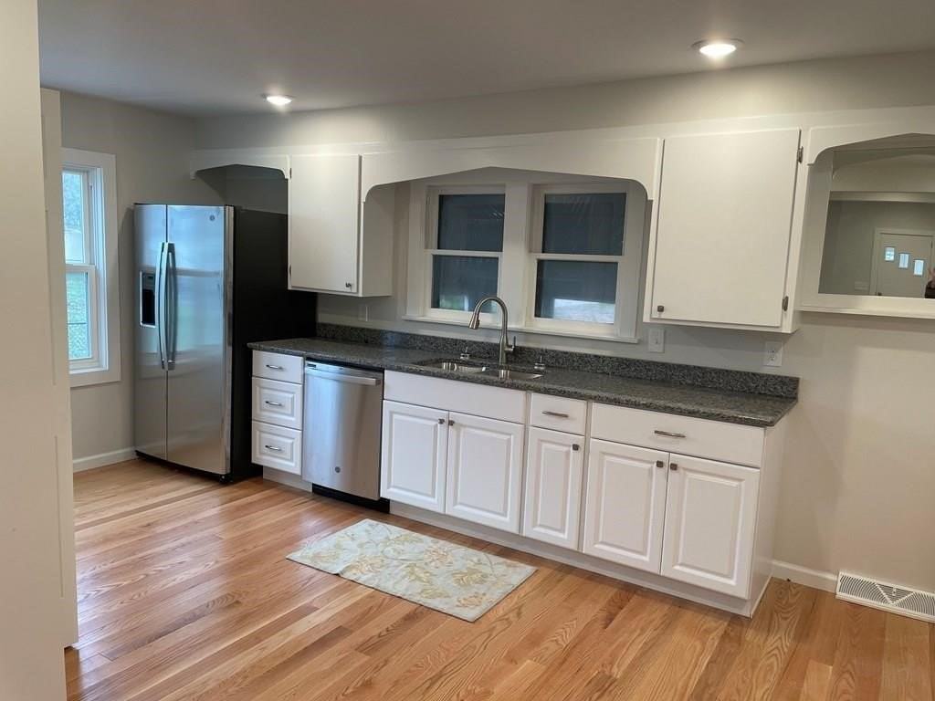 176 Baker St - Photo 2 of 21