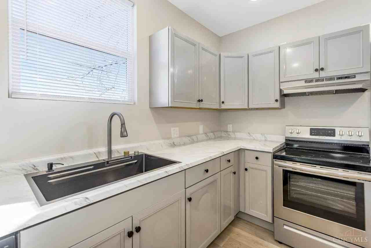 797 Woodlawn Ave - Photo 7 of 30