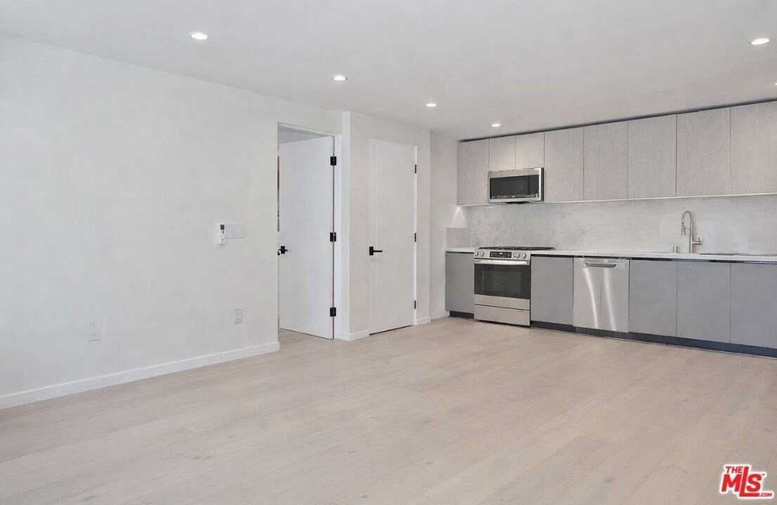 8261 1/2 W 4th St - Photo 4 of 30