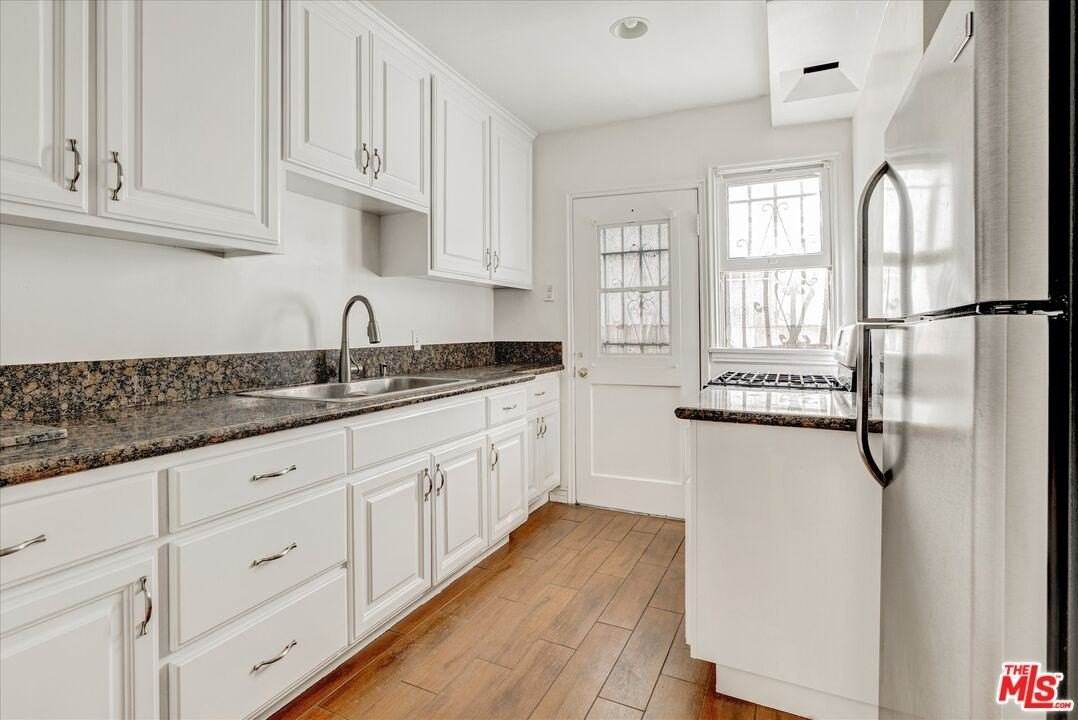 142 N Hamilton Dr Apt D - Photo 4 of 8