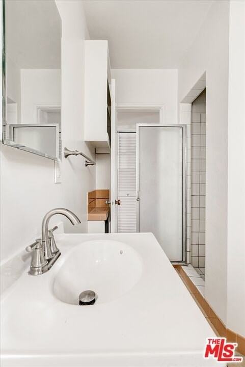 142 N Hamilton Dr Apt D - Photo 6 of 8