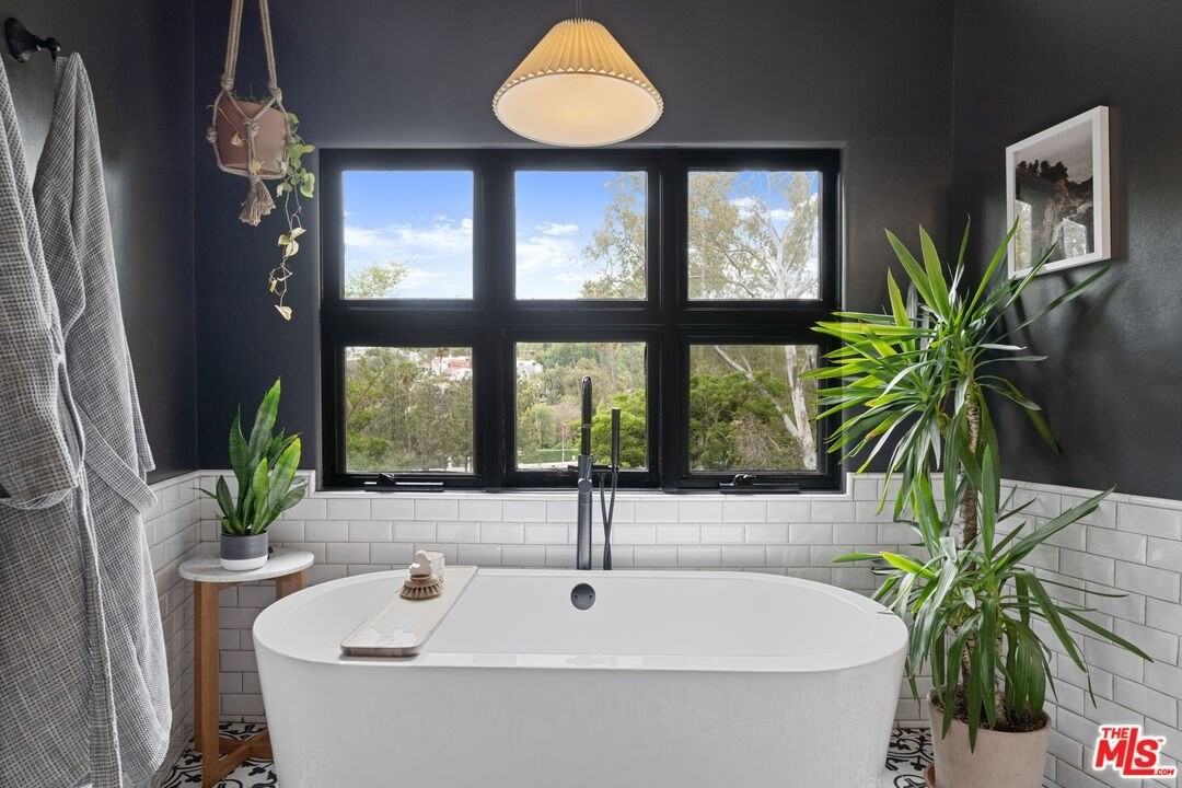 2065 Watsonia Ter - Photo 4 of 30