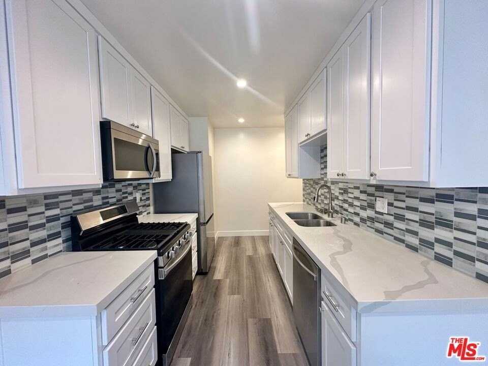 1000 N Orange Grove Ave Apt 9 - Photo 5 of 8