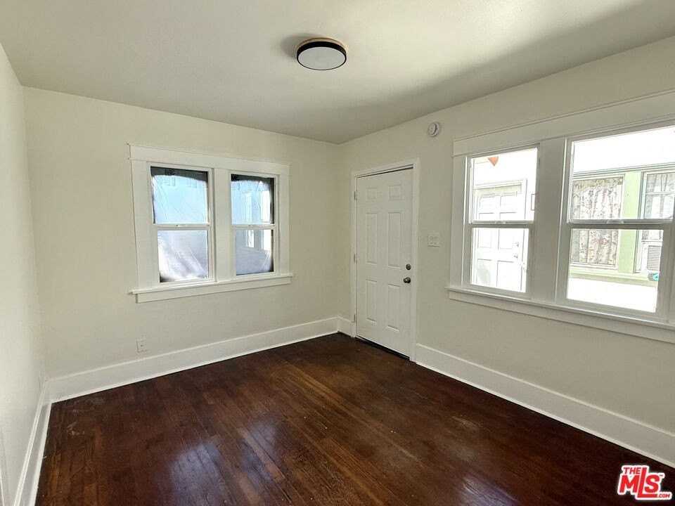 1806 9th St - Photo 3 of 11