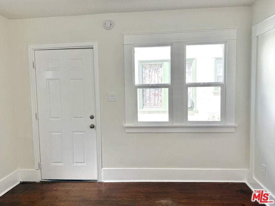 1806 9th St - Photo 4 of 11