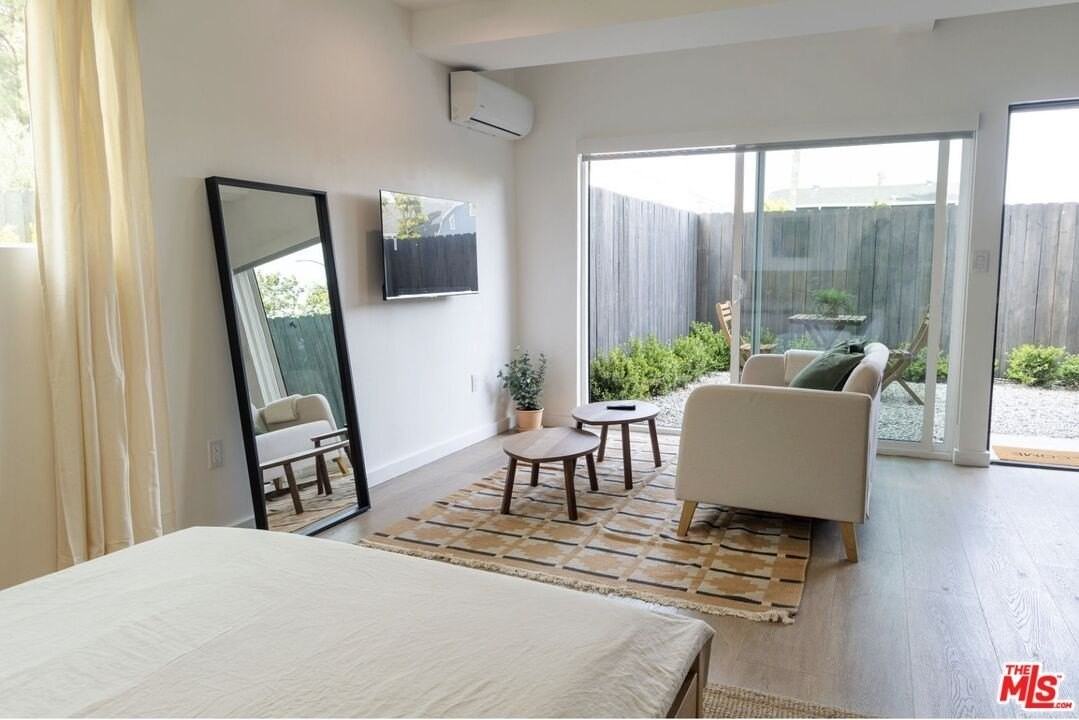 623 N Mariposa Ave Unit 1/4 - Photo 2 of 25