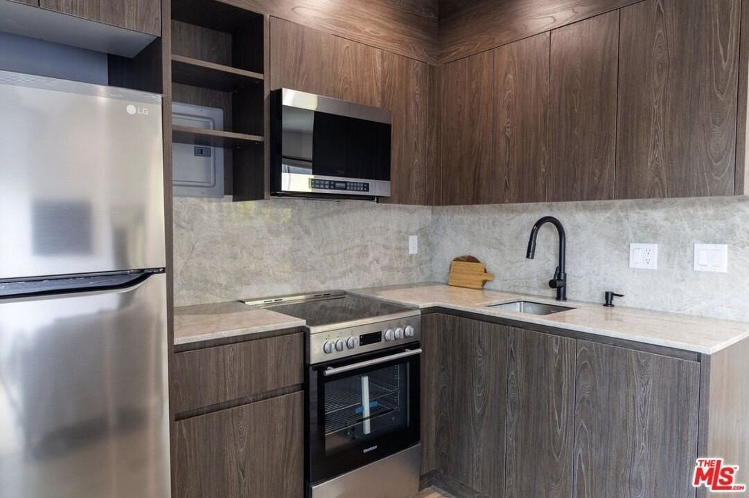 623 N Mariposa Ave Unit 1/4 - Photo 3 of 25