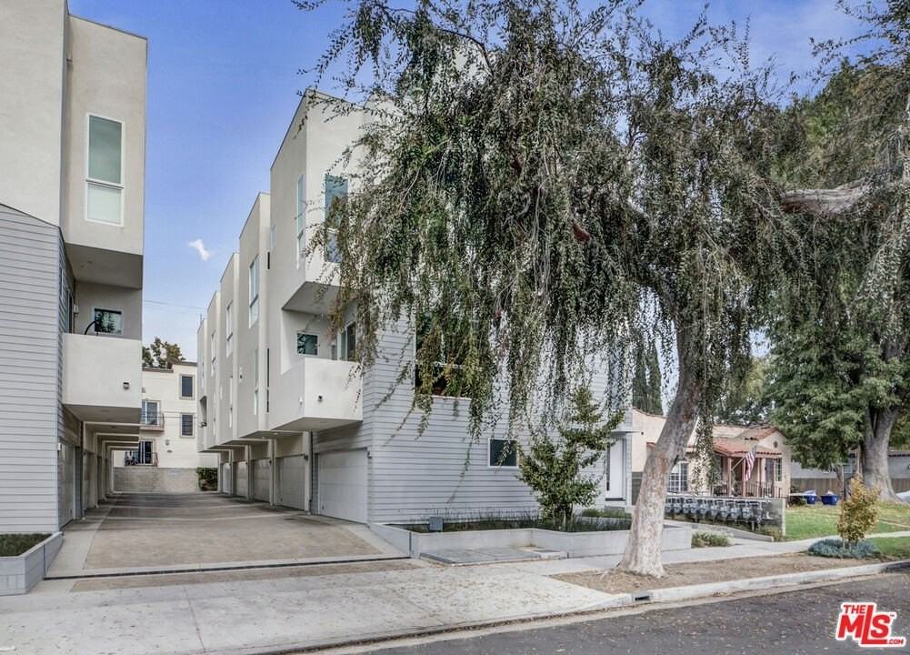 10907 Otsego St - Photo 2 of 25