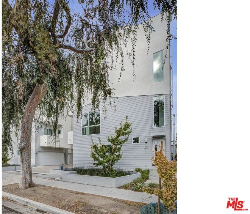 10907 Otsego St - Photo 3 of 25