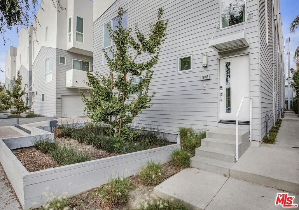 10907 Otsego St - Photo 4 of 25