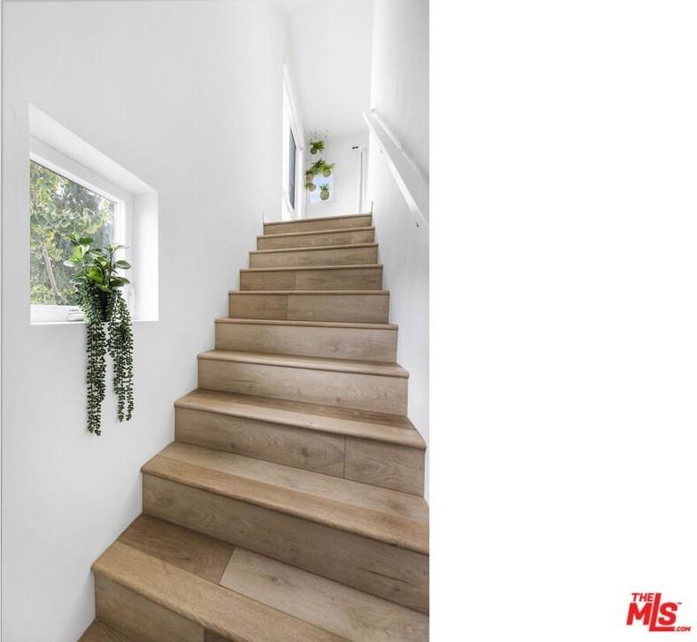 10907 Otsego St - Photo 5 of 25