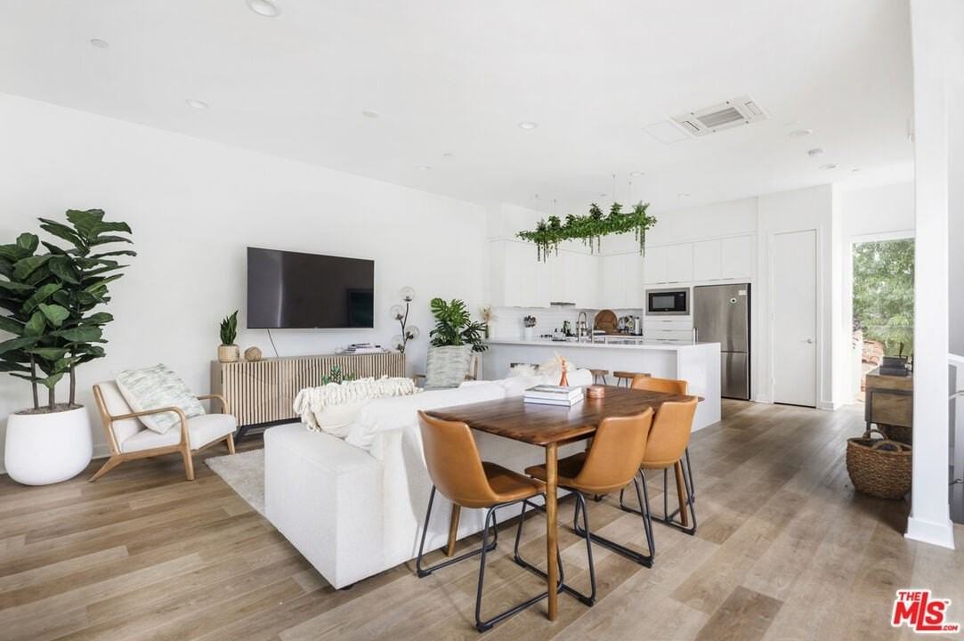 10907 Otsego St - Photo 6 of 25