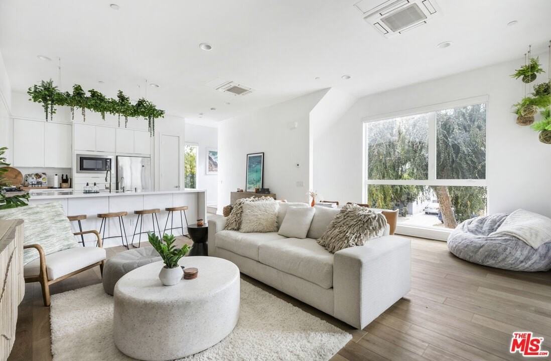 10907 Otsego St - Photo 7 of 25