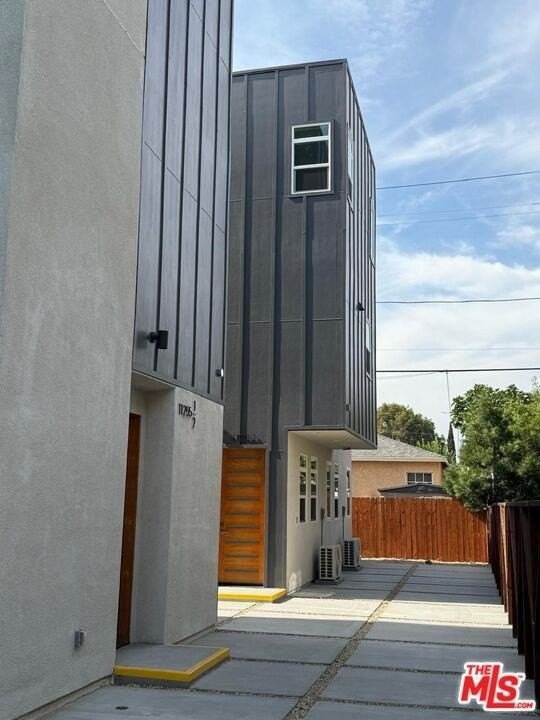 11255 Hatteras St Unit 1/2 - Photo 2 of 24