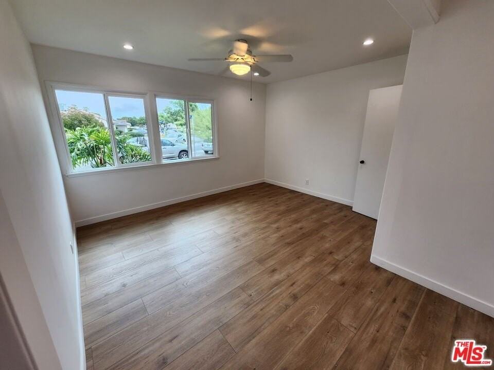 6121 Sylvia Ave - Photo 2 of 32