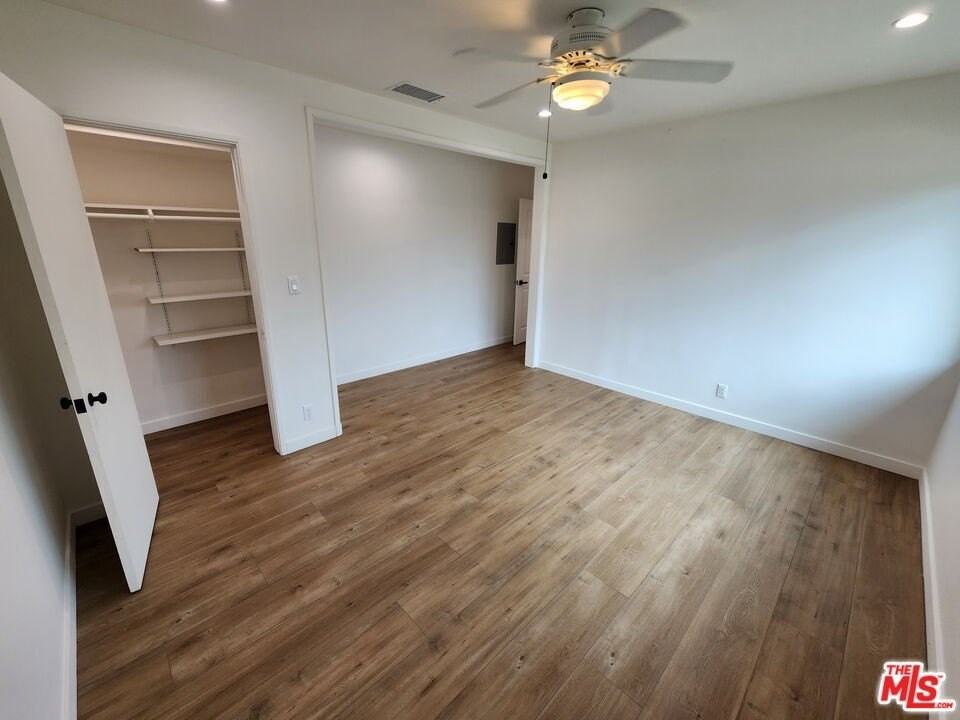 6121 Sylvia Ave - Photo 4 of 32