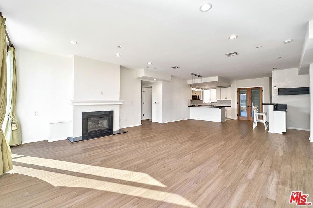 871 Crenshaw Blvd Unit 305 - Photo 2 of 19