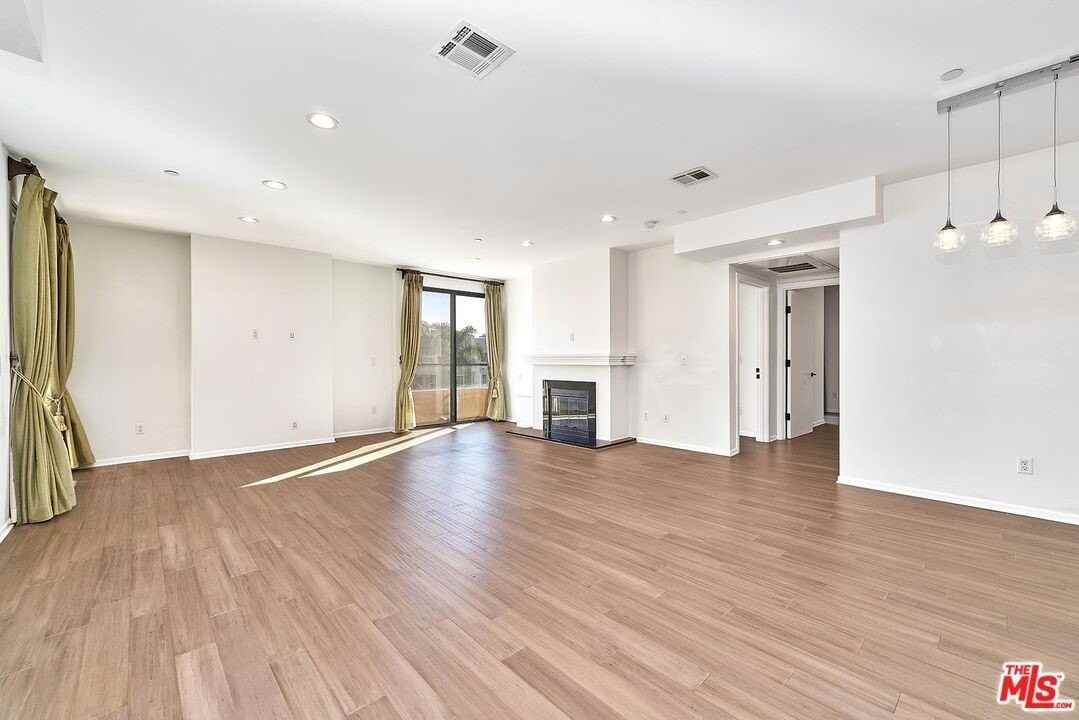 871 Crenshaw Blvd Unit 305 - Photo 3 of 19