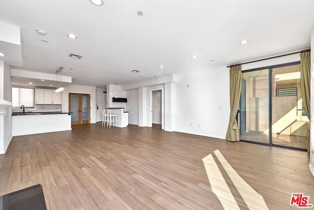 871 Crenshaw Blvd Unit 305 - Photo 4 of 19