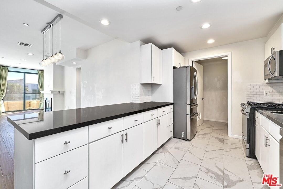 871 Crenshaw Blvd Unit 305 - Photo 6 of 19