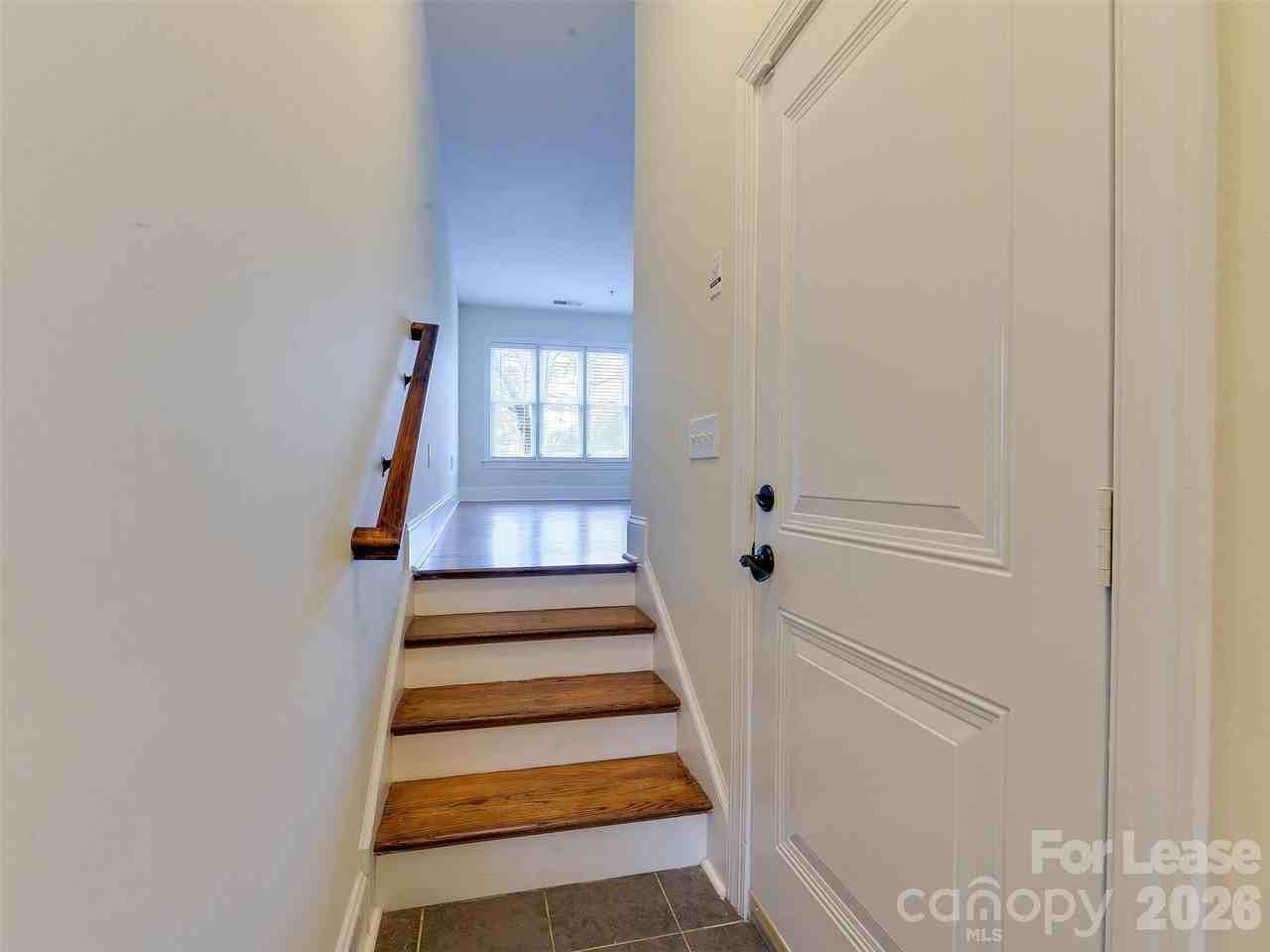 100 N Laurel Ave Apt 103 - Photo 3 of 40