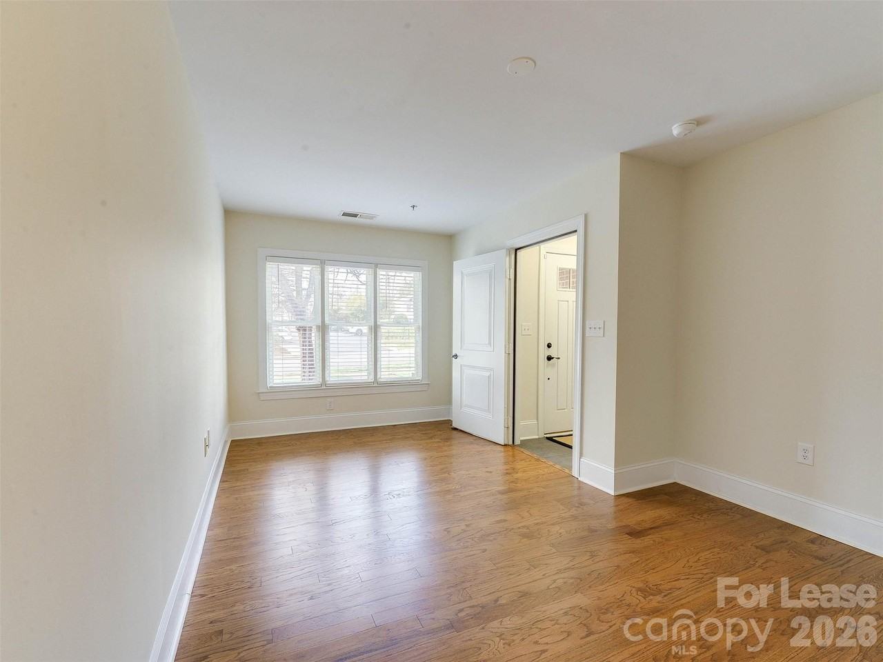 100 N Laurel Ave Apt 103 - Photo 4 of 40