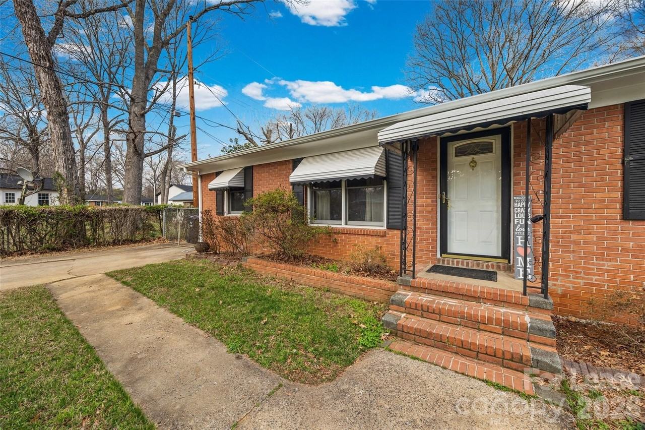 1037 Stoneybrook Ln - Photo 3 of 32