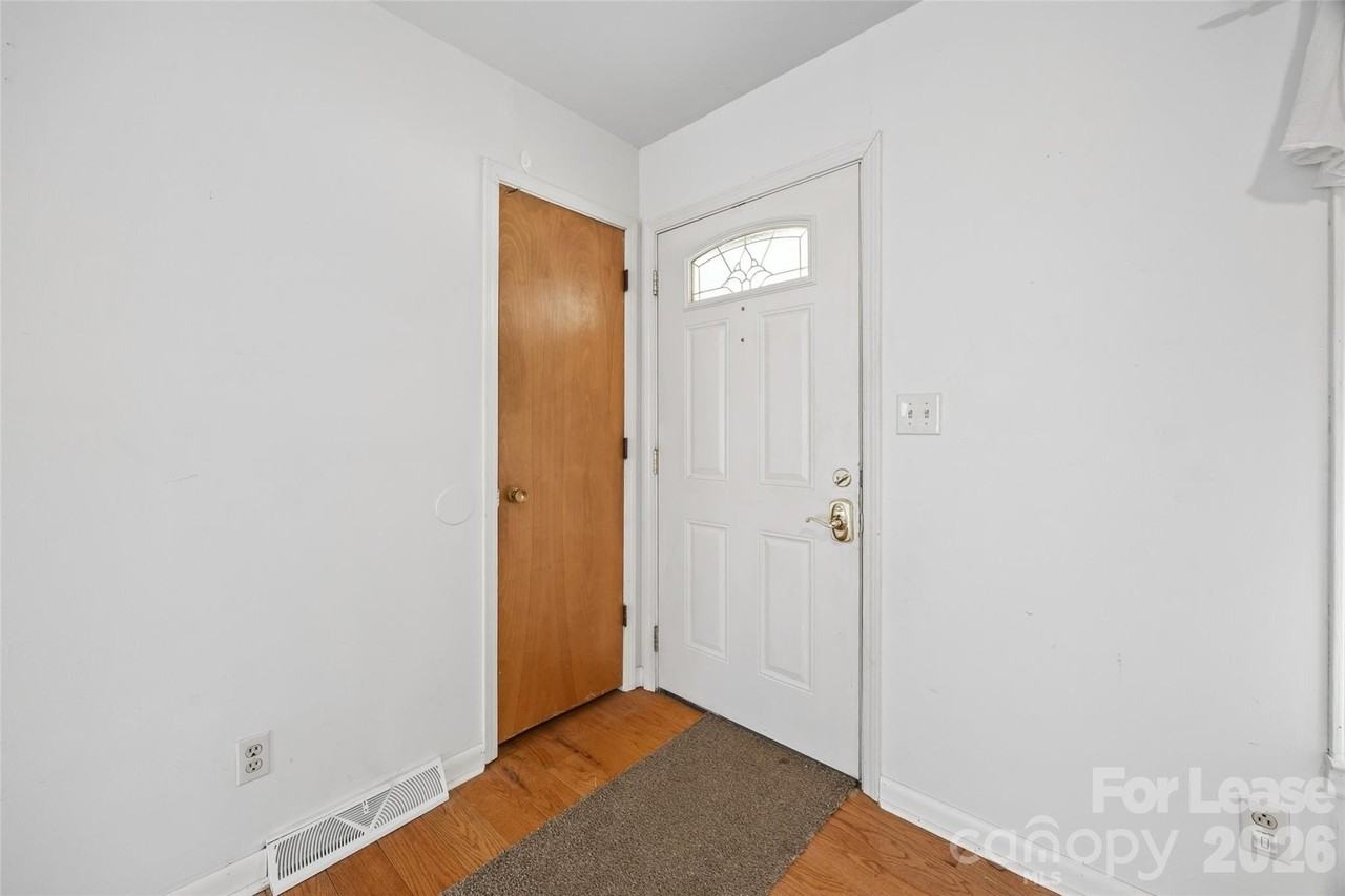 1037 Stoneybrook Ln - Photo 4 of 32