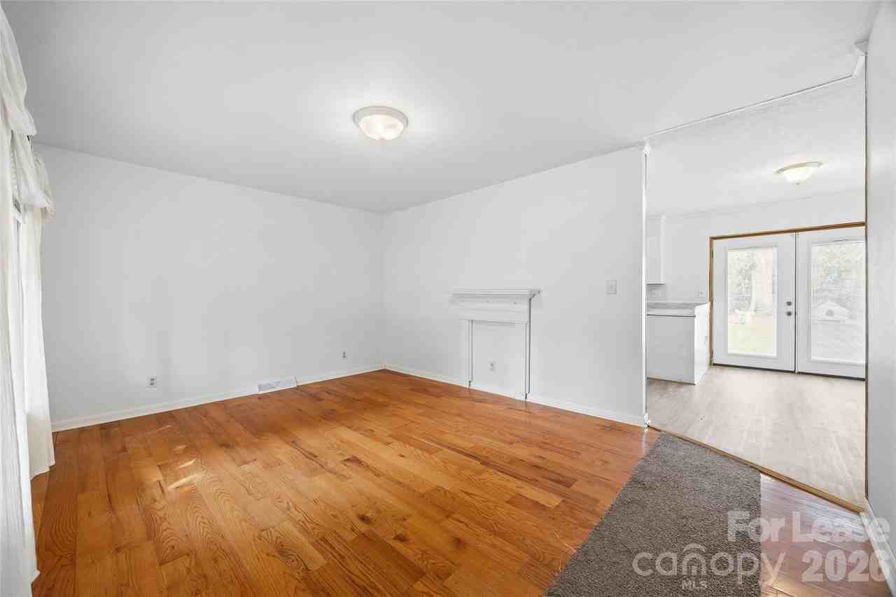 1037 Stoneybrook Ln - Photo 5 of 32