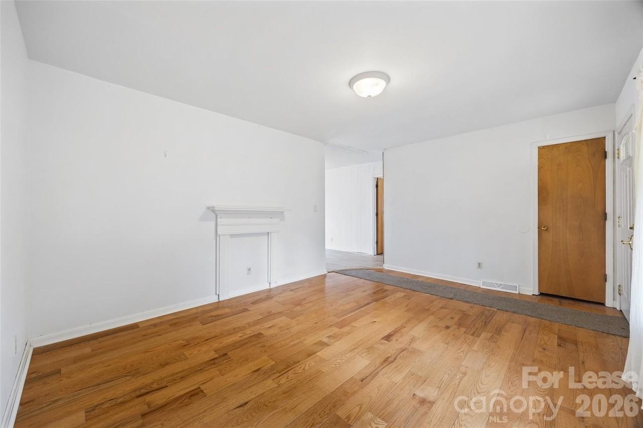 1037 Stoneybrook Ln - Photo 6 of 32