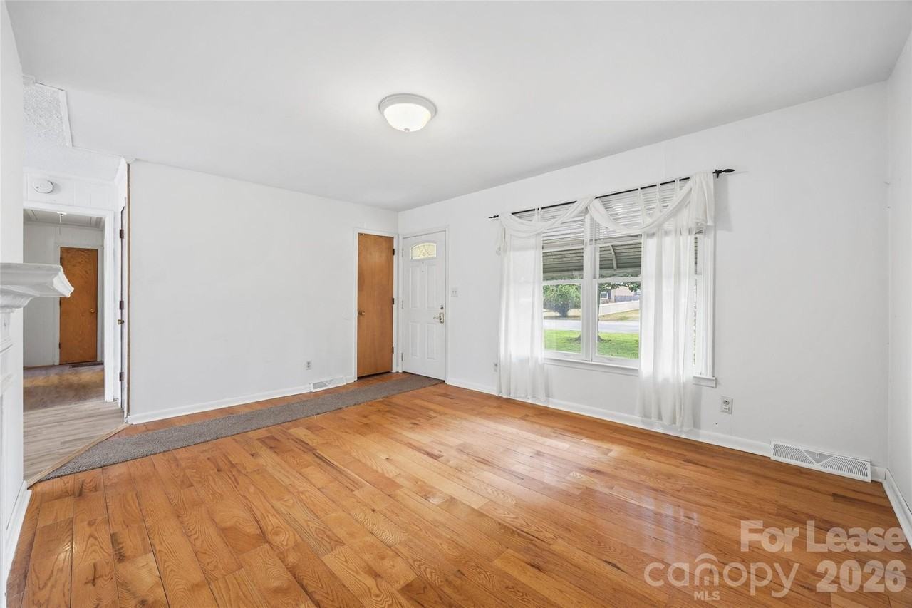 1037 Stoneybrook Ln - Photo 7 of 32