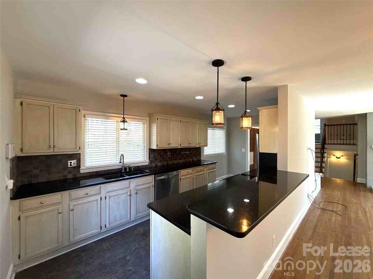 2821 Sunset Dr - Photo 5 of 21