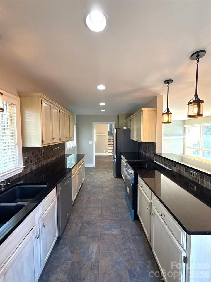 2821 Sunset Dr - Photo 6 of 21