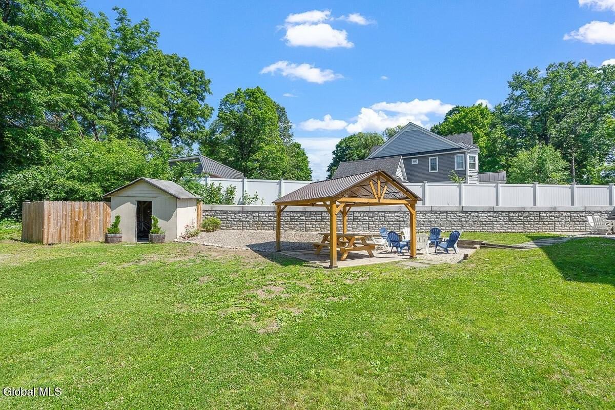 387 Maple Ave - Photo 2 of 29