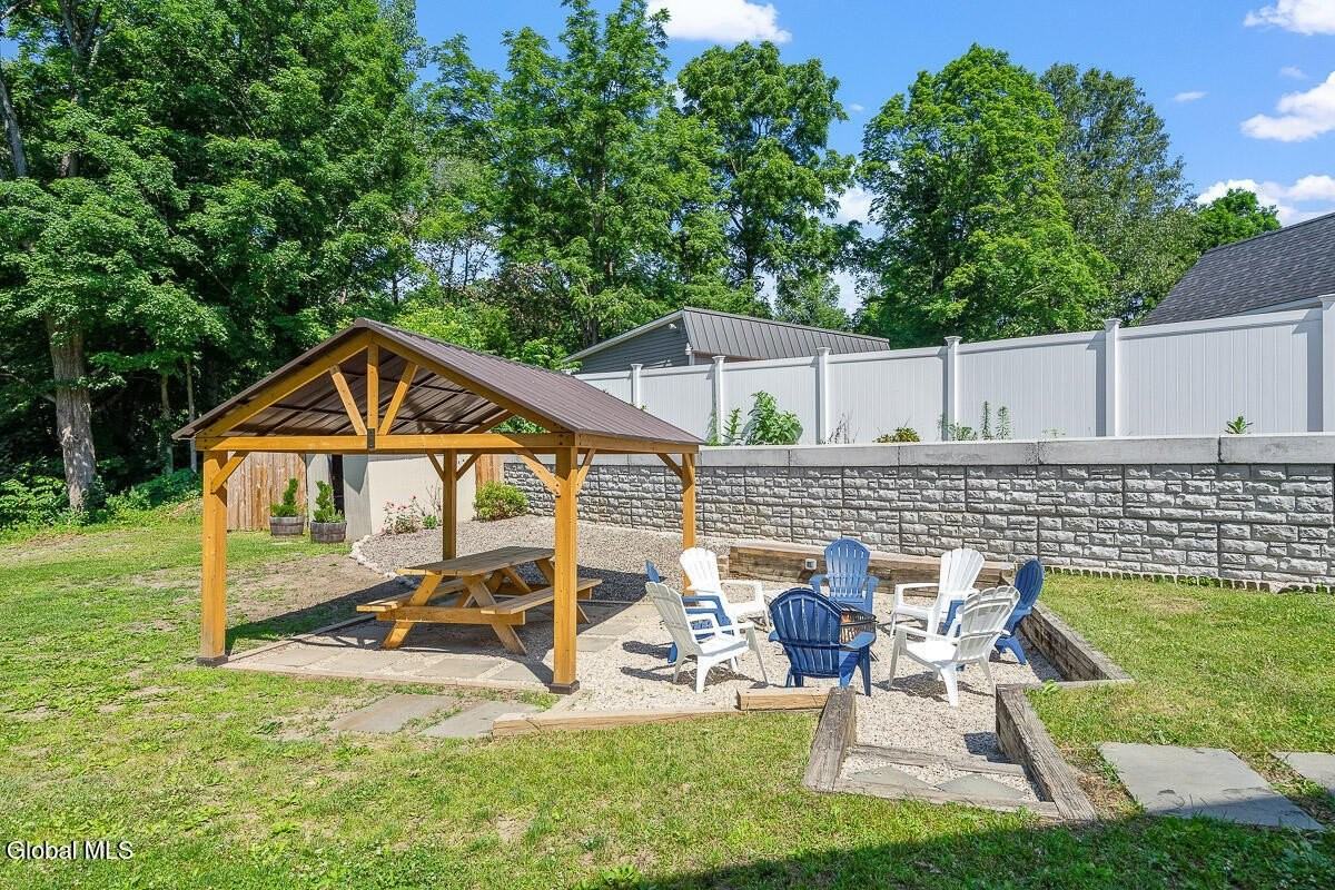 387 Maple Ave - Photo 3 of 29