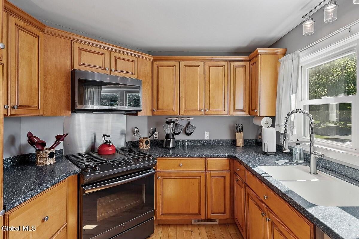 387 Maple Ave - Photo 5 of 29