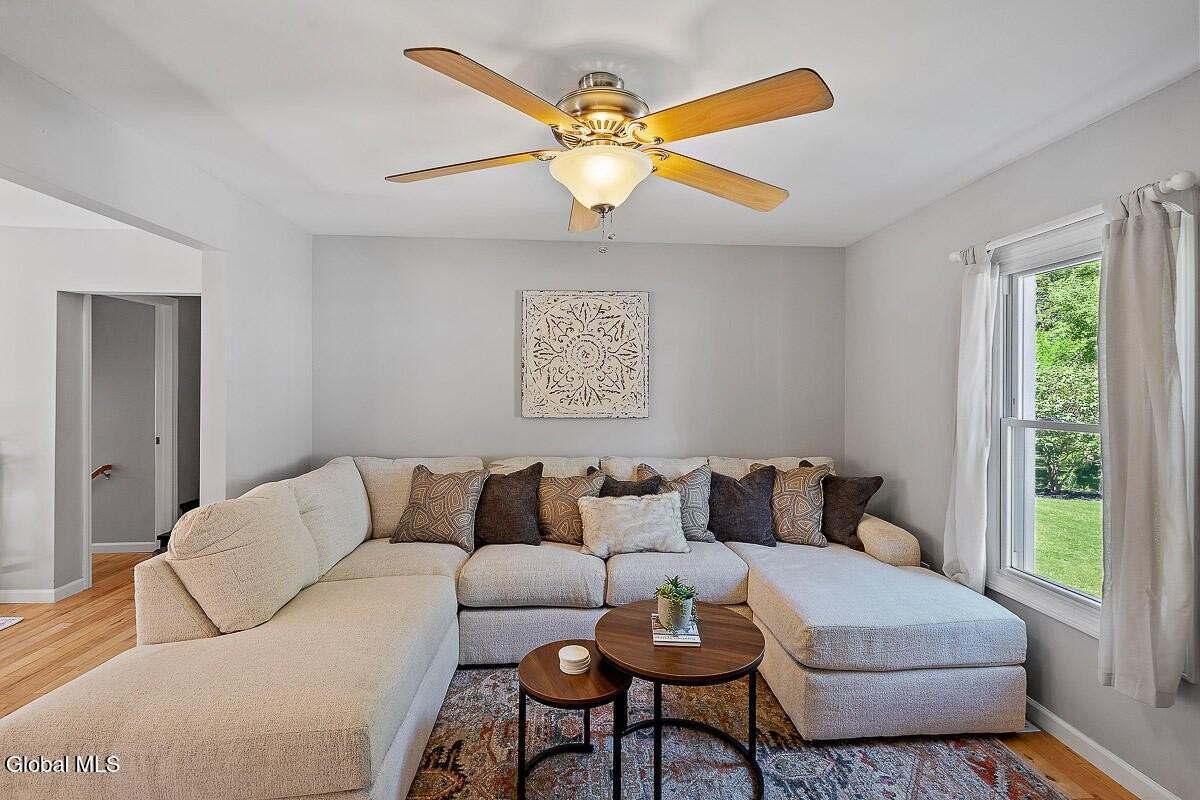 387 Maple Ave - Photo 6 of 29