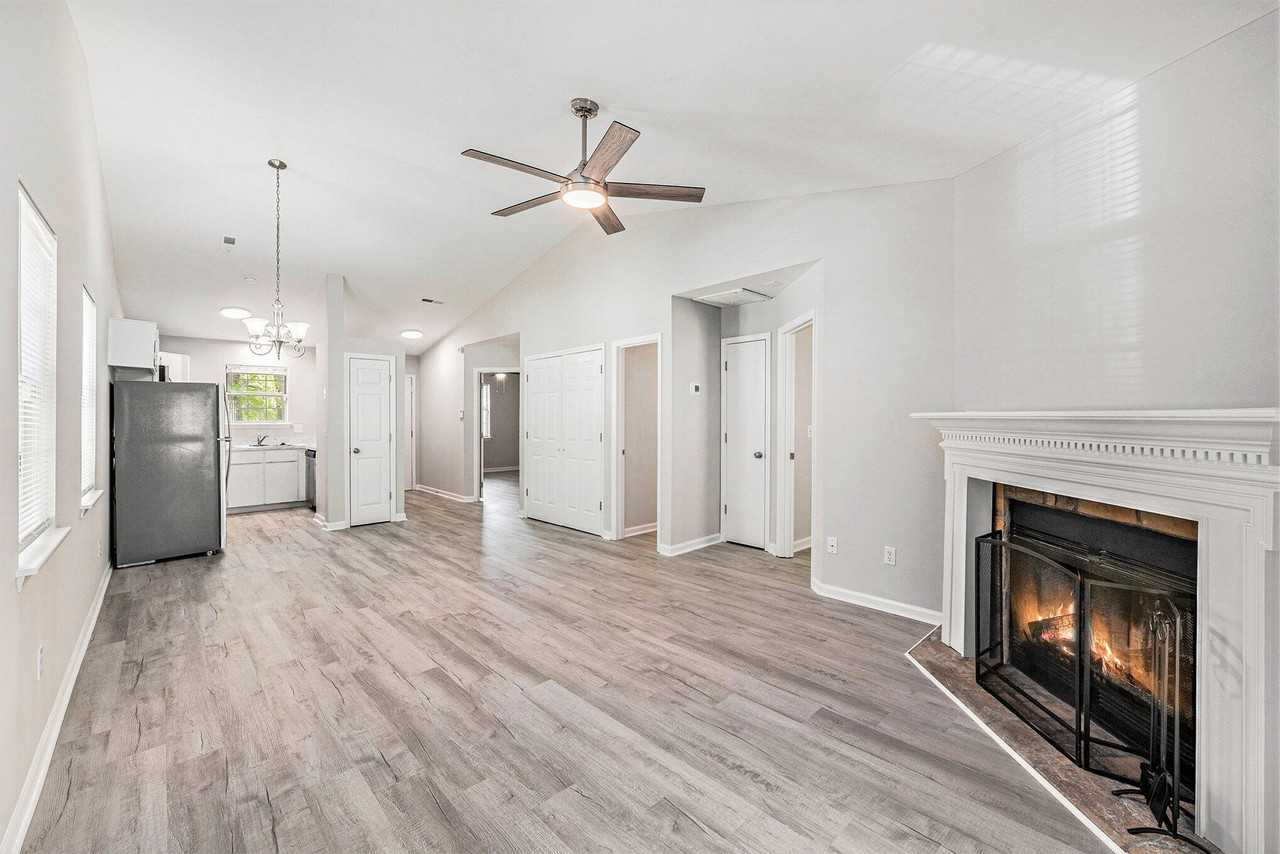 4160 Hickory Ln - Photo 4 of 18