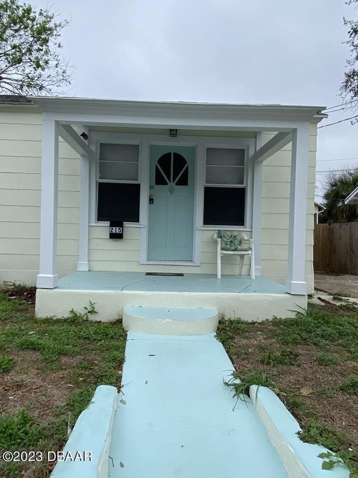 215 N Oleander Ave - Photo 3 of 28