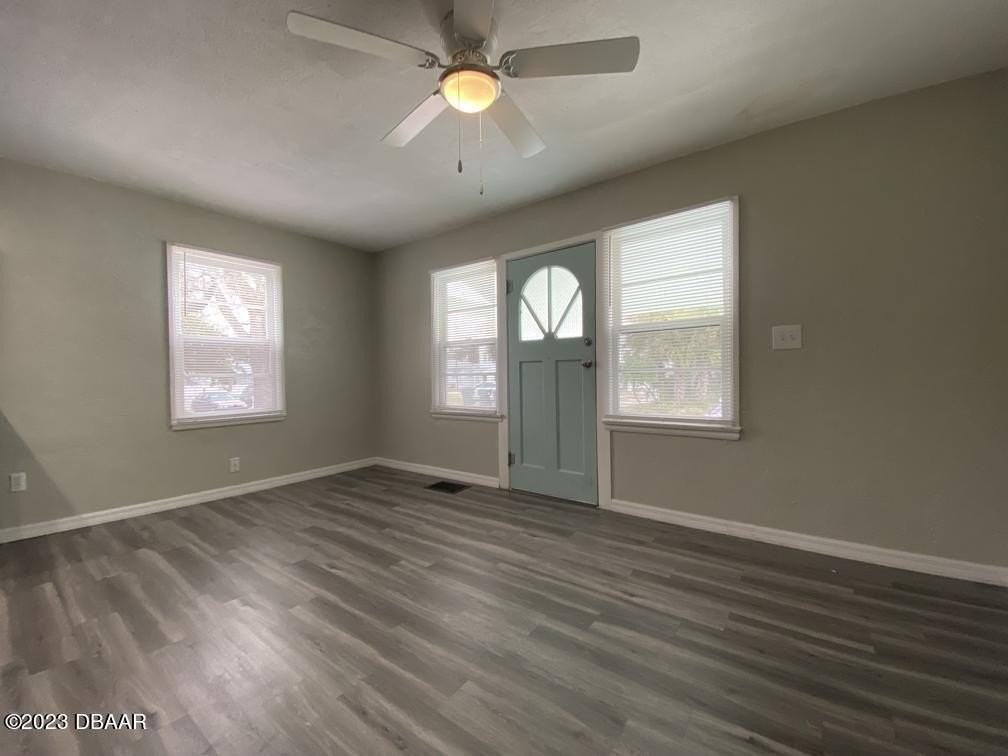 215 N Oleander Ave - Photo 6 of 28