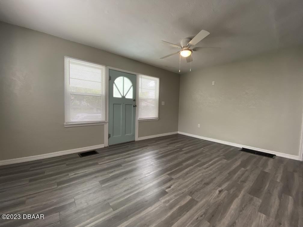 215 N Oleander Ave - Photo 7 of 28