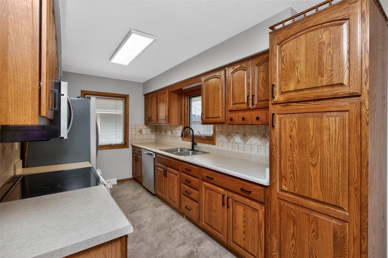 3816 82nd St - Photo 6 of 15