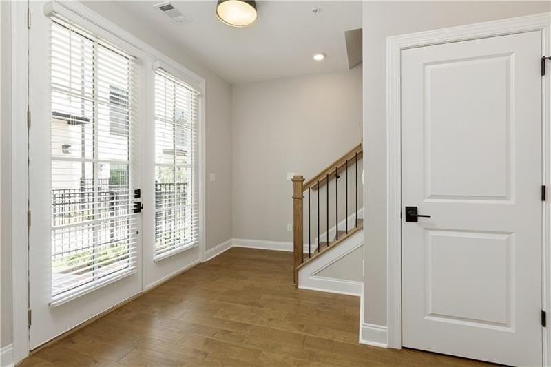 439 Burton Dr - Photo 4 of 41