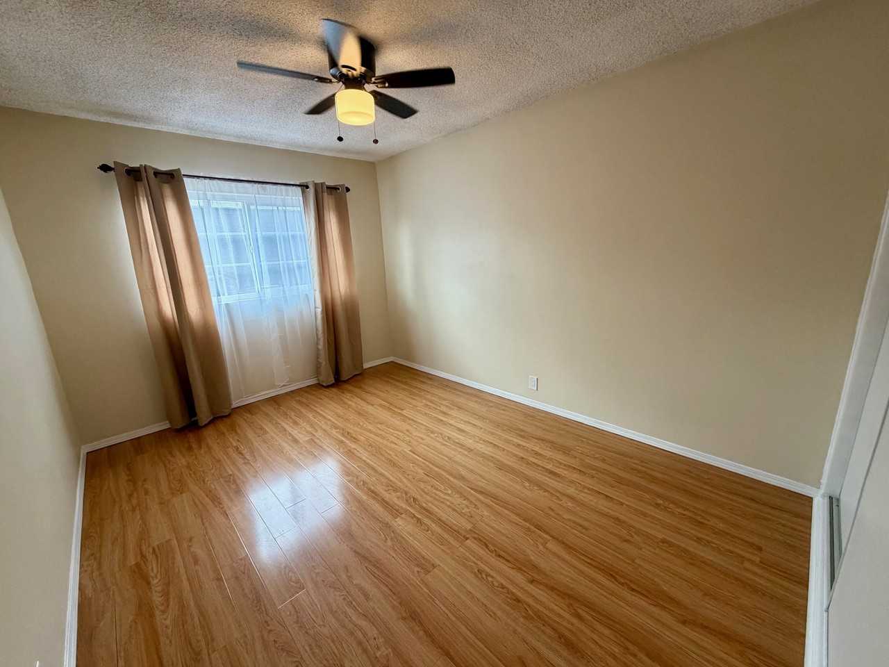 118-120 CHESTER AVENUE (585) - Photo 2 of 10