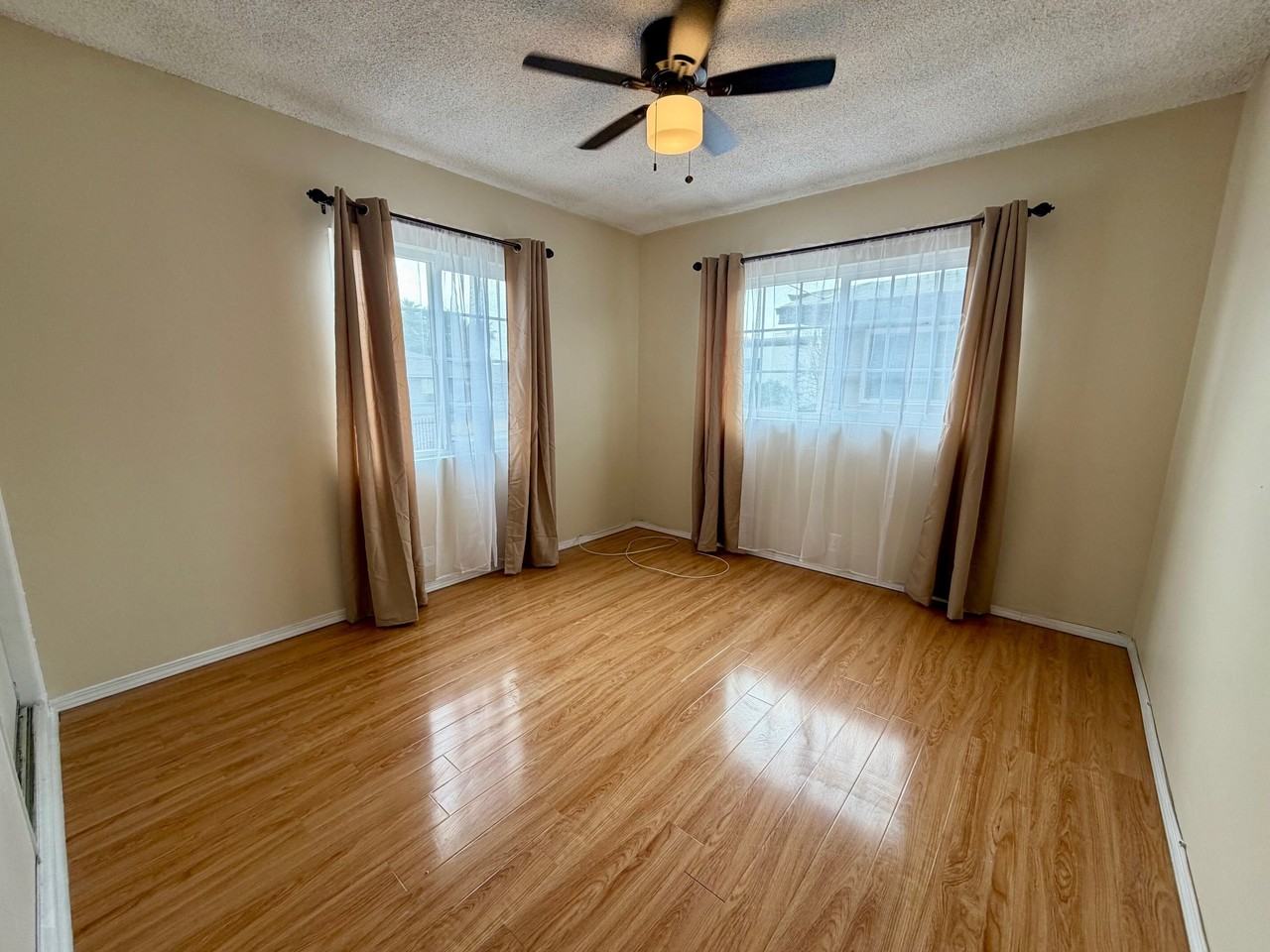 118-120 CHESTER AVENUE (585) - Photo 3 of 10