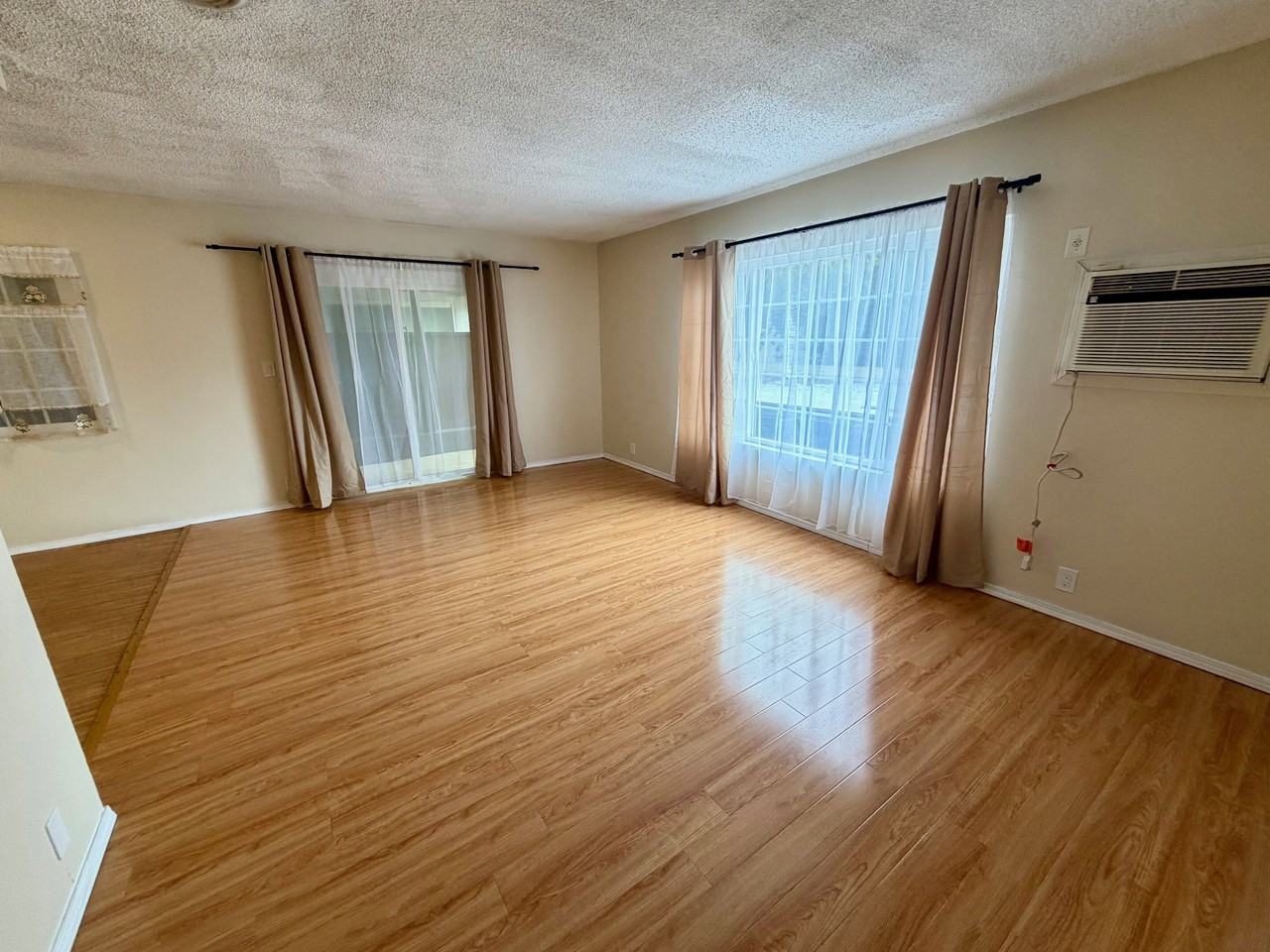 118-120 CHESTER AVENUE (585) - Photo 5 of 10