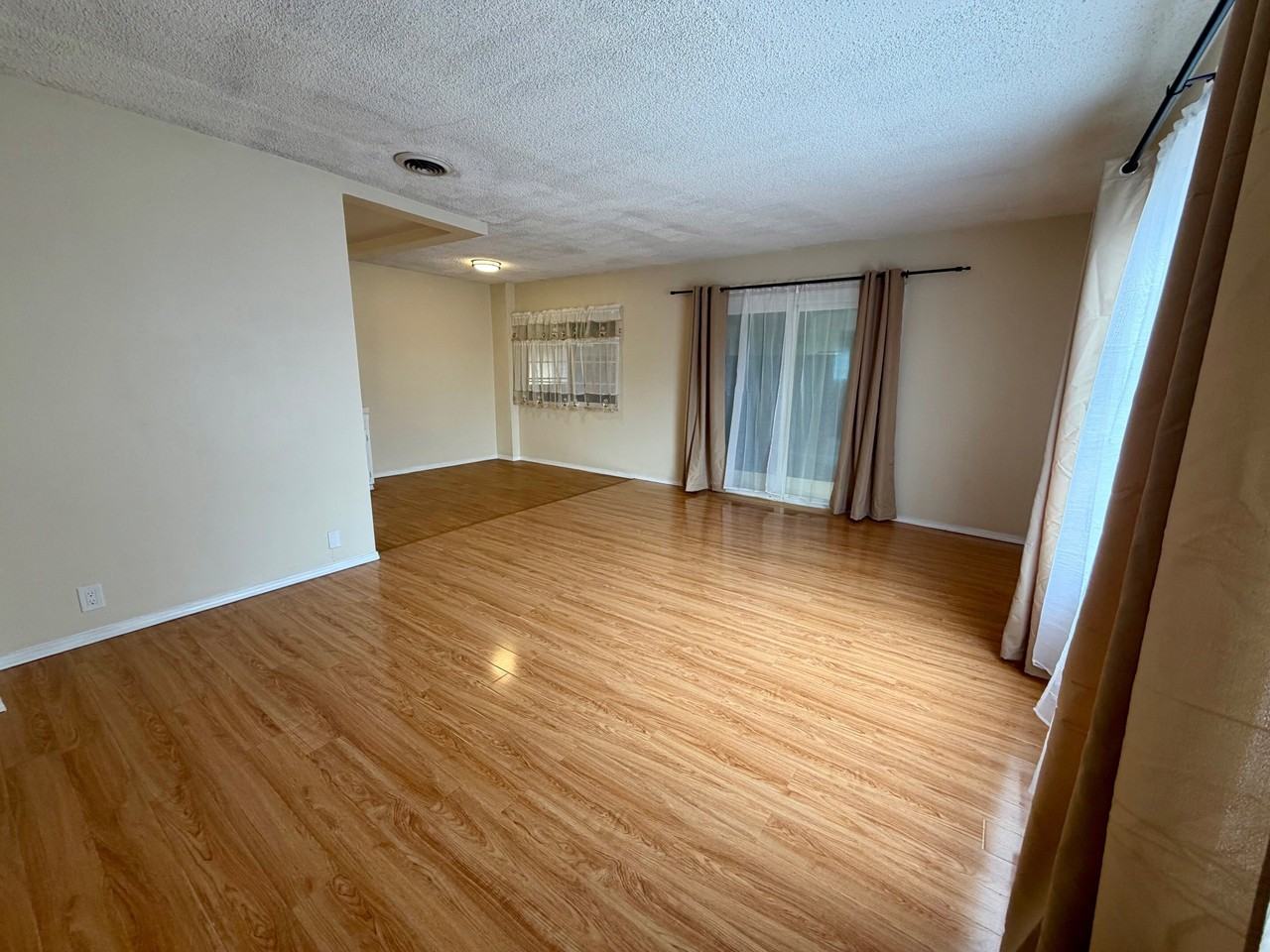 118-120 CHESTER AVENUE (585) - Photo 6 of 10