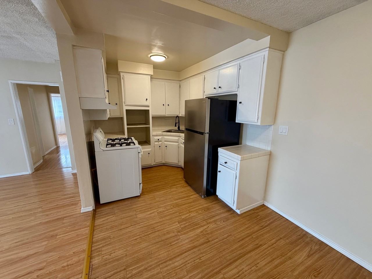 118-120 CHESTER AVENUE (585) - Photo 7 of 10